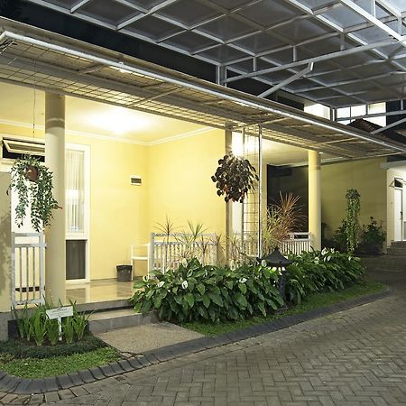 Riverstone Hotel & Cottage Бату Екстер'єр фото