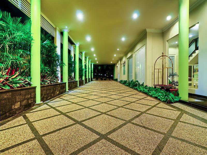 Riverstone Hotel & Cottage Бату Екстер'єр фото